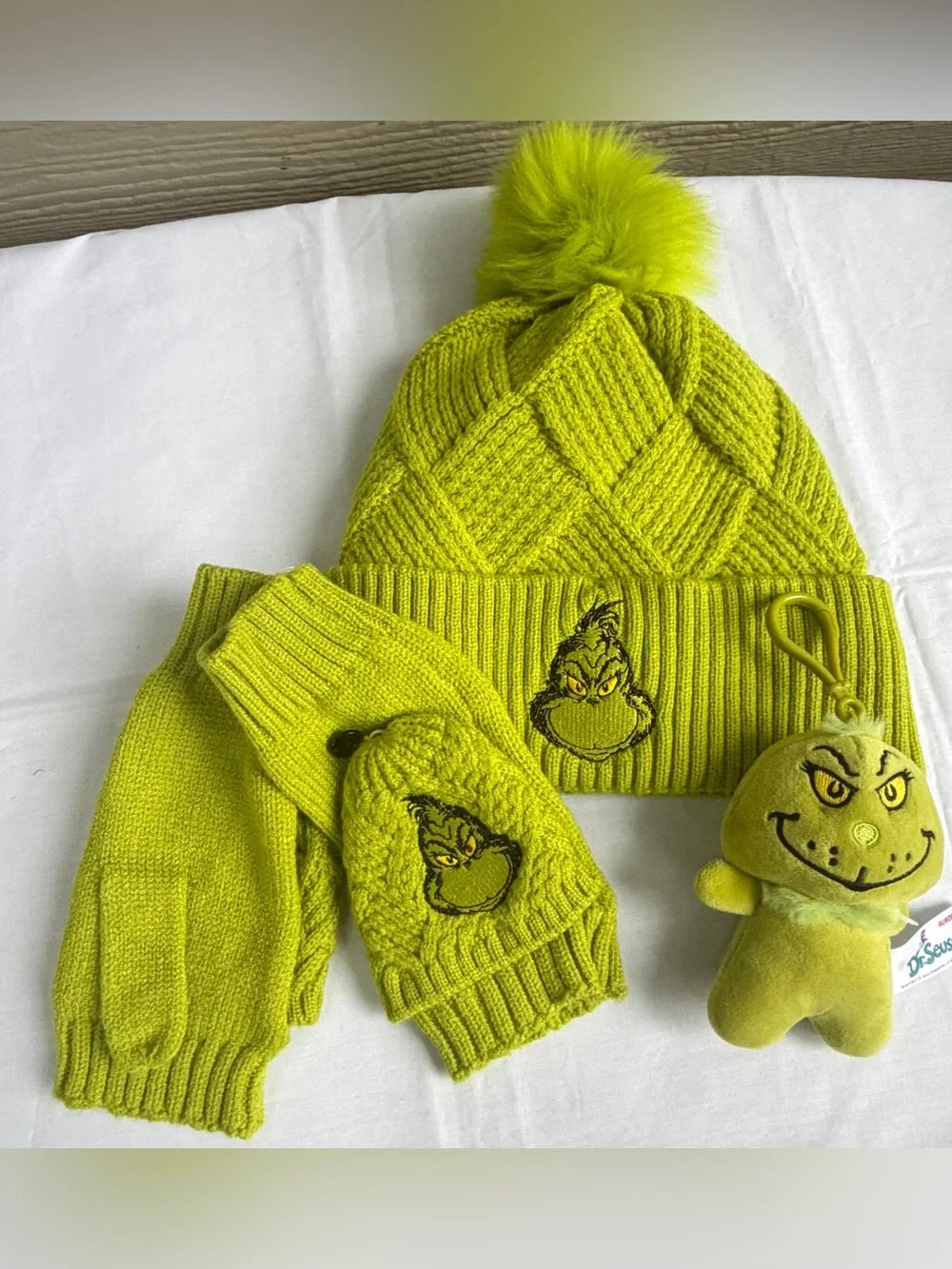 Dr Seuss The Grinch Youth Christmas Green Beanie Pom Hat Gloves Keyring 1 Size